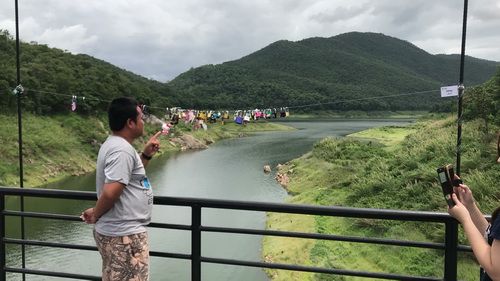 ✨ҡҹ͡Ѻ§㹷    ͹   ѹ Mr.Konthaitour йʶҹ سԴʺó  ǡѺоҹǹ͹ǧ Źѧçͧ§!!  ✅ͺ  оҹǹǸҵԢͧ͹ǧ 仴»ѹشó¹Өҡ͹żҹǻ Ҿ觴觹ѡ  ✅оҹ ¹ л äѺѡöҾԧ  ¹ѡͧöҪͧоҹжٻ繸ҵ Ѻ ҧ 360 ͧ  😊Enjoying the view with Beautiful Suspension Bridge in Mae Kuang dam , Chiang Mai, Thailand