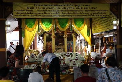🔔คนไทยทัวร์ พาขอพร หลวงพ่อทันใจ ที่วัดพระธาตุดอยคำ เชียงใหม่  📍Wat Phra That Doi Kham (Golden Temple) ,Chiang Mai