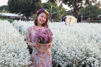  คนไทยทัวร์ พาเที่ยวสวนดอกคัดเตอร์สีขาวละมุน ฟูๆบานเต็มสวน ที่ สวนดอกไม้อุ๊ยเป็ง หรือ WeFlowerVillage2