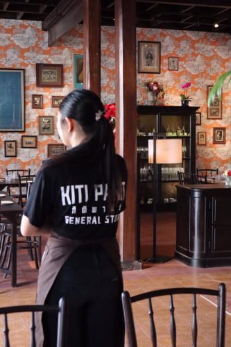 คนไทยทัวร์แวะมาลอง และ แนะนำร้านอาหาร กิติพาณิช เชียงใหม่  🌶 Kiti Panit Restaurant ,Chiang Mai . A place where the memorable ambience exists with the familiar taste.  🍨สไตล์ เชียงใหม่ วินเทจ อายุตึกน่าจะมากกว่า 100 ปี 📌 มานี้ ลองกินข้าวซอยไก่แห้ง ถึงเครื่องดี หวาน เค็ม แอบ เผ็ด เบาๆ อยากเผ็ด ก็ เติมเพิ่มได้ 📌 บรรยากาศร้านแบบนี้ หายากนักในตัวเมืองเชียงใหม่ ก่อนถึงประตูท่าแพ นะจ้า 📌 พนักงานที่นี้ถือว่าออเคเลย ฝึกมาดี รักษาสิ่งนี่ไว้นะจ้า