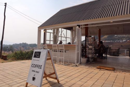 คนไทยทัวร์ แวะมาเชยชม cafe เปิดใหม่ เส้นม่อนแจ่ม อิงแอบธรรมชาติ วิว 360 องศา