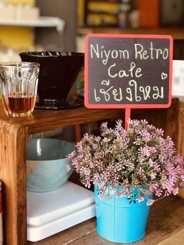  Konthaitour แวะซื้อกาแฟ แบบ Take away เลยอดไม่ได้ขอเก็บรูปฝาก แฟนๆ ที่ชื่นชอบ ของเล่น แนว Retro ยุค 80-90 ที่ Niyom Retro Cafe ,Chiang Mai 
